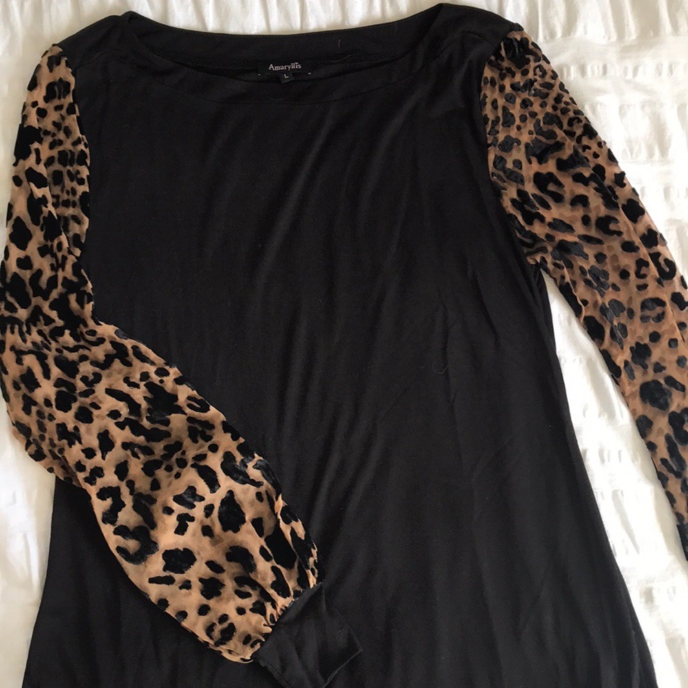 Burnout velvet leopard sleeve blouse